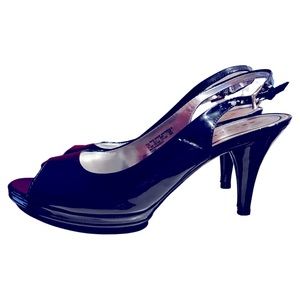 Metaphor platform pumps.